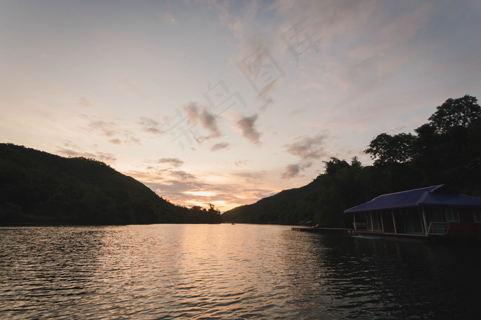 山水湖泊风景图片