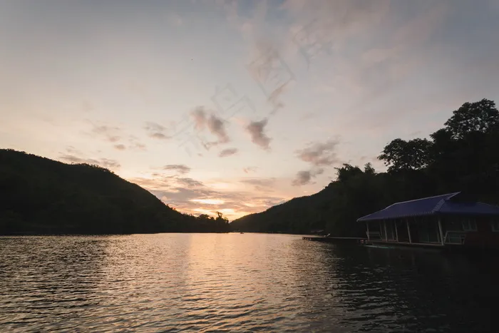 山水湖泊风景图片