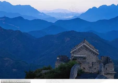 连绵山脉前的烽火台