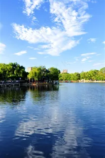 蓝天白云下的湖泊 蓝天白云下的湖泊