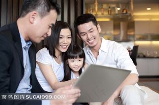 跟家人分享快乐的男人家庭摄影高清图片