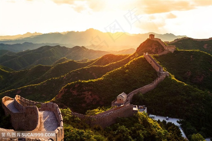 阳光下长城俯瞰高清摄影图片