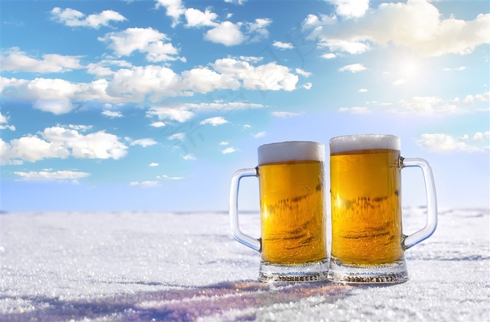 冰天雪地的两杯啤酒图片