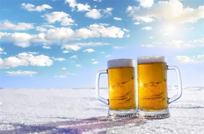冰天雪地的两杯啤酒图片