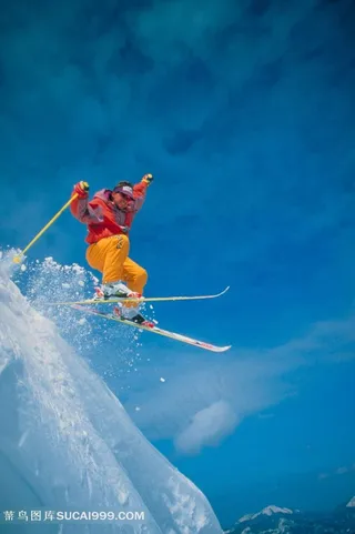 在冰雪上滑雪的人