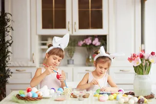 复活节两个小姐妹画彩蛋