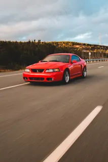 红色豪华汽车图片