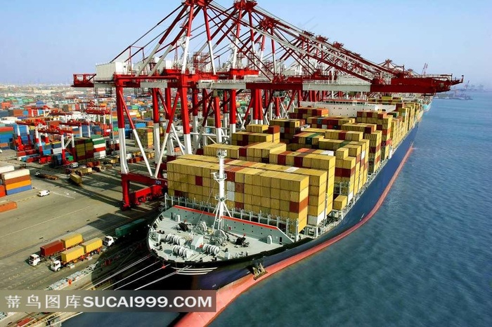 工业系列 - 正在港口装载货物的货运巨轮