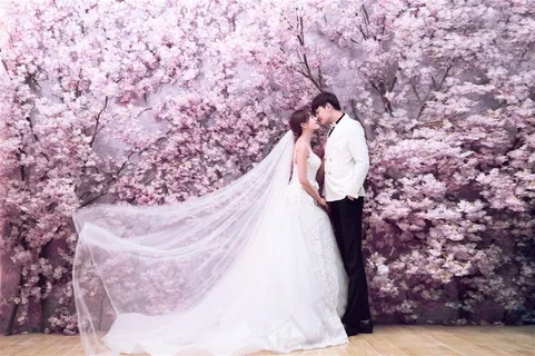 浪漫恋人在花从中亲吻