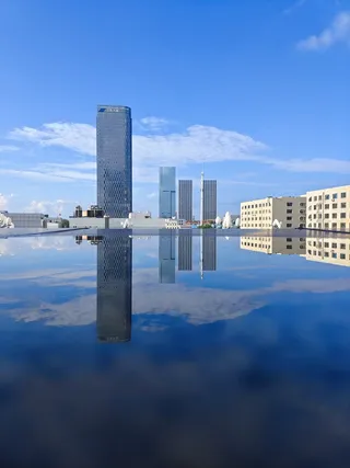 高层写字楼建筑蓝天白云倒影房屋