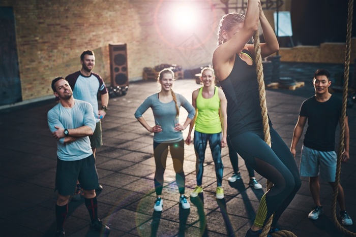 健身人物交流摄影高清图片