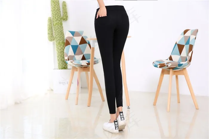 打底黑裤女模特特写图片