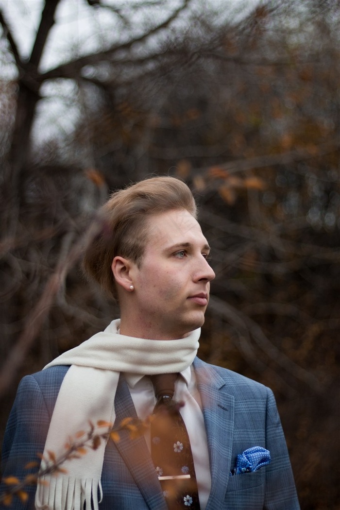 戴着围巾的男子摄影图