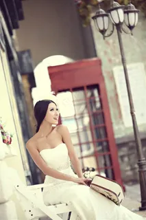 坐在长椅上的美女