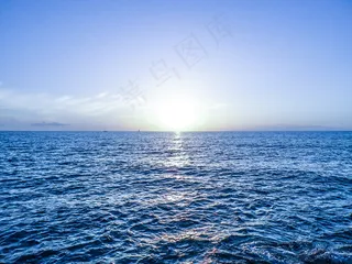 蓝色唯美意境大海壁纸图片