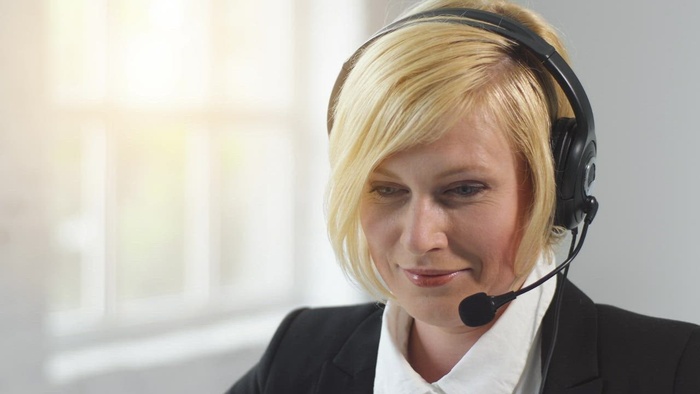 帮助客户在呼叫中心微笑的女人