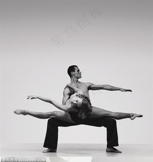 舞蹈动作-半蹲的外国男人搂着美女舞伴在腰间共舞