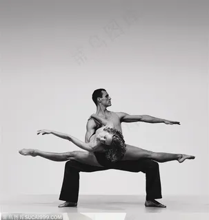 舞蹈动作-半蹲的外国男人搂着美女舞伴在腰间共舞