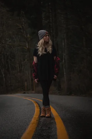 卷发少妇街拍图片