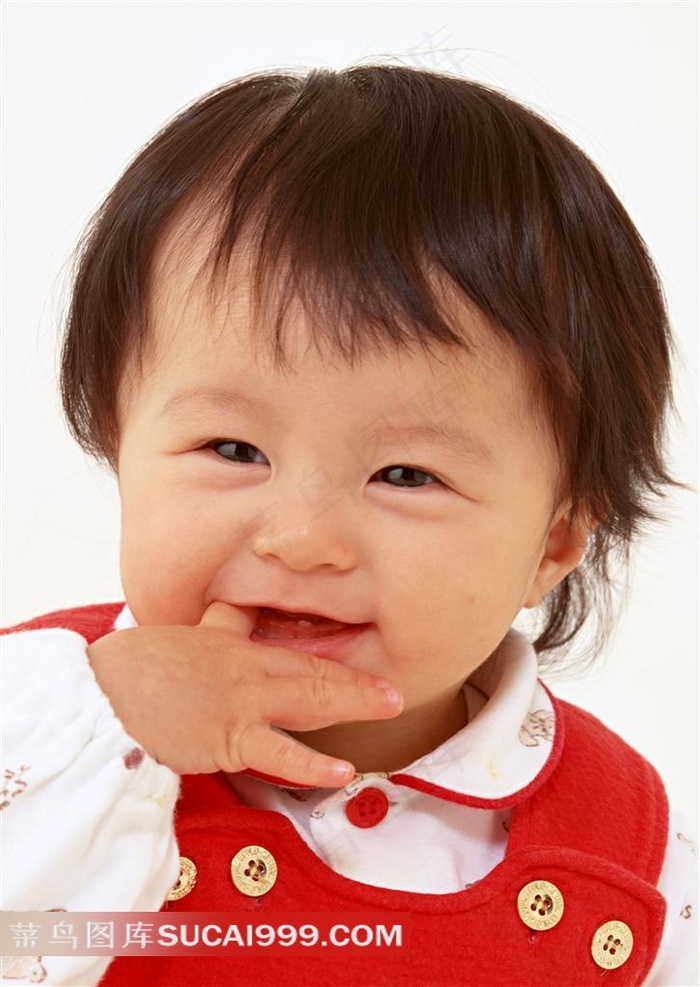 含着手指头的宝宝