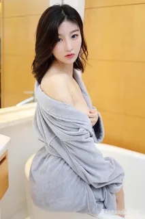 披着浴巾的祼体美女艺术照图片