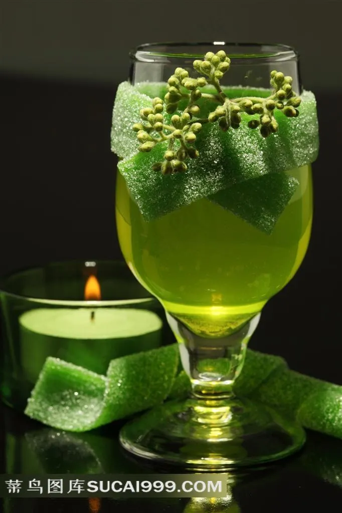香草鸡尾酒和蜡烛图片素材