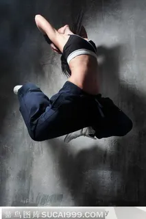 美女动感嘻哈牛仔裤