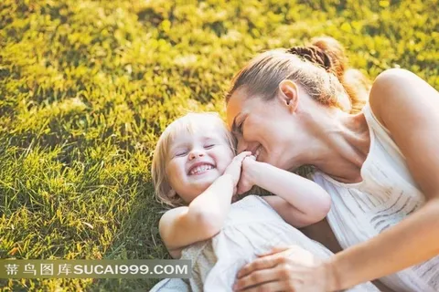 在嬉戏打闹的母女俩人摄影高清图片 在嬉戏打闹的母女俩人摄影高清图片