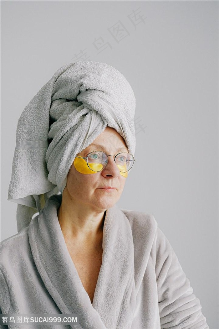 用眼霜的奶奶图片