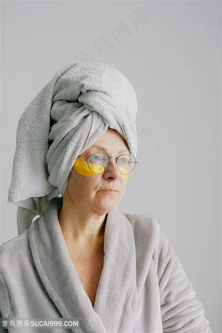 用眼霜的奶奶图片