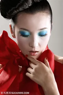 女性脸部特写-绑着大红蝴蝶结的蓝色彩妆女性正面特写 女性脸部特写-绑着大红蝴蝶结的蓝色彩妆女性正面特写