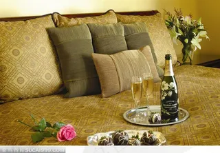 床上的美食与玫瑰