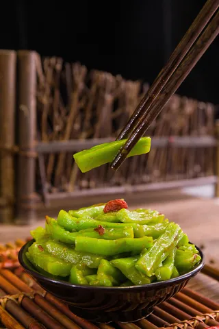 绿色贡菜凉菜侧拍下酒菜摄影图片