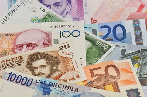 一叠无序散落的货币纸币