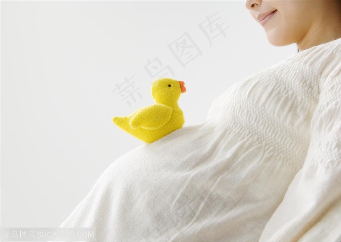 卫生保健-拿着玩具的孕妇