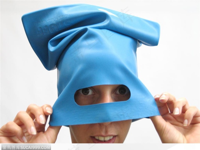 蓝色手提袋购物袋罩在头上