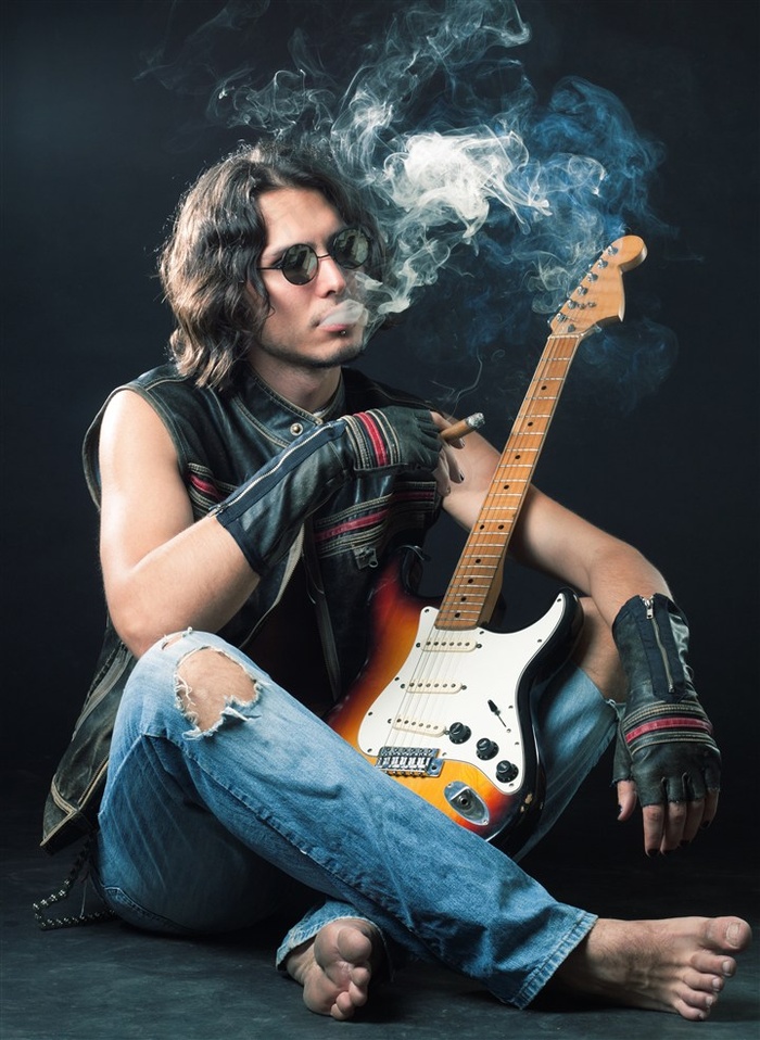 抽着烟的国外男性