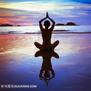 沙滩上静坐的人物剪影摄影高清图片