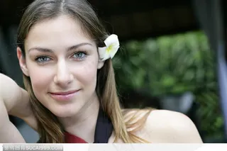 热带假期-手抚头发的外国女性