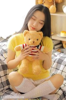 抱着小熊玩具的高清美女图片
