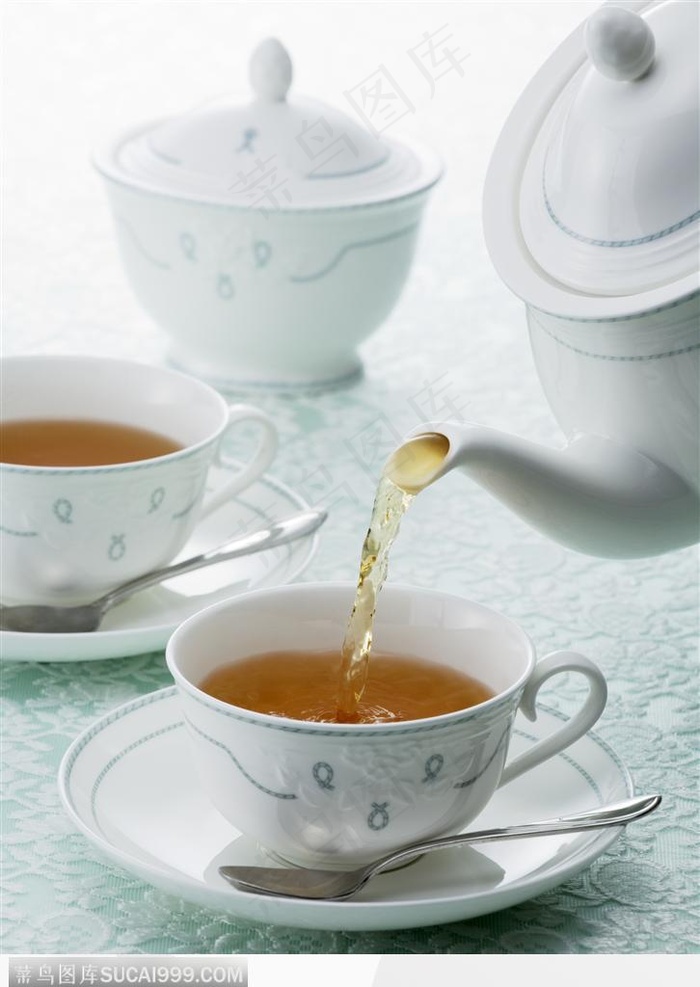 清凉饮品-倒入茶杯的茶水