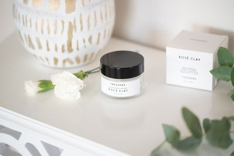 白色桌子上乳液