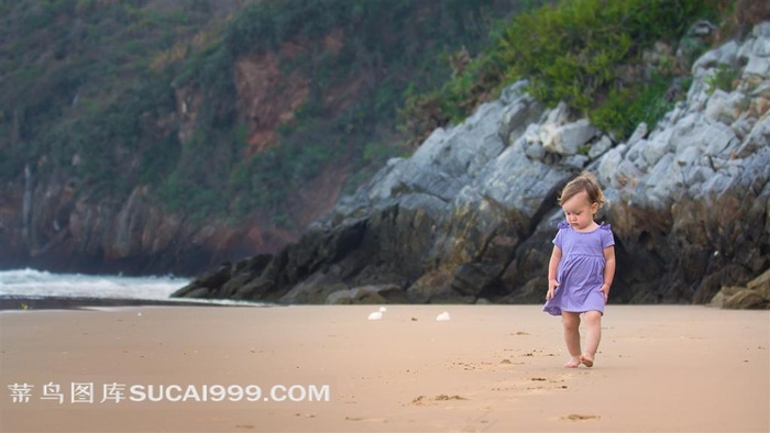 走在沙滩上的儿童