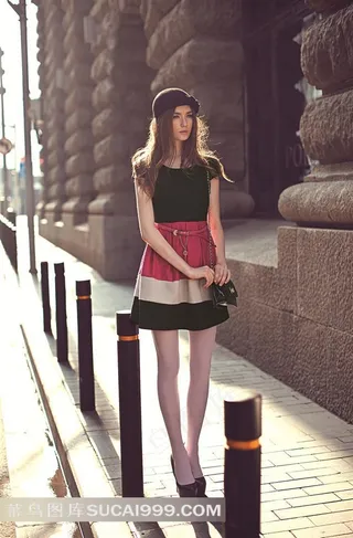 站在街边上的长腿美女模特摄影高清图片