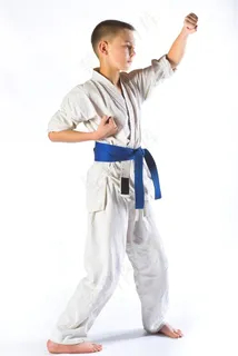 正在练习跆拳道的儿童
