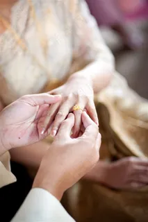 戴戒指的浪漫新人高清图片素材 戴戒指的浪漫新人高清图片素材