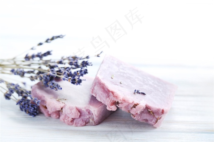 一束薰衣草与香皂特写摄影