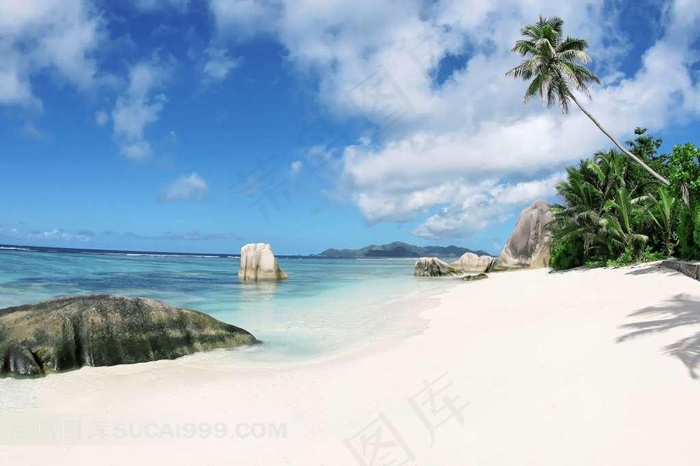 蓝天下的美丽海滩风景图片