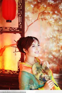 拿扇子靠门边穿传统汉服的古典美女 拿扇子靠门边穿传统汉服的古典美女
