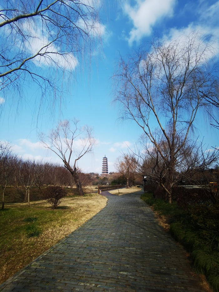 蓝天白云下的唯美大明寺层塔